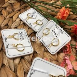 PENDIENTE ARO DORADO CON LETRA COLGANDO SILVER DIEZ - Imagen 1